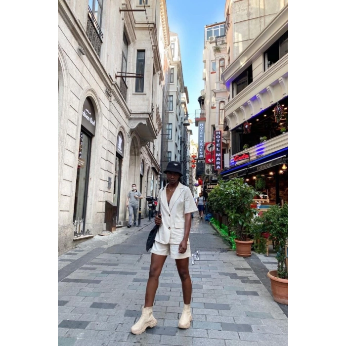 Bej Ceket Ve Şort Takım