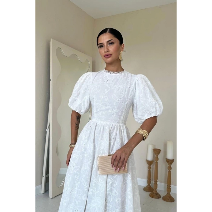 Beyaz Arkası Bağlamalı Brode Elbise