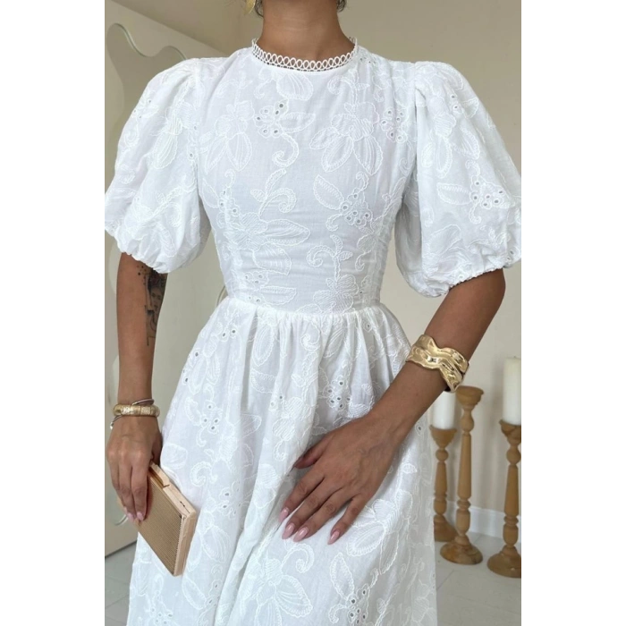 Beyaz Arkası Bağlamalı Brode Elbise