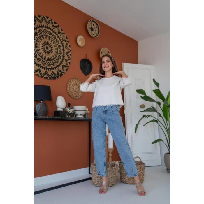 Beyaz Püskül Detaylı Bluz
