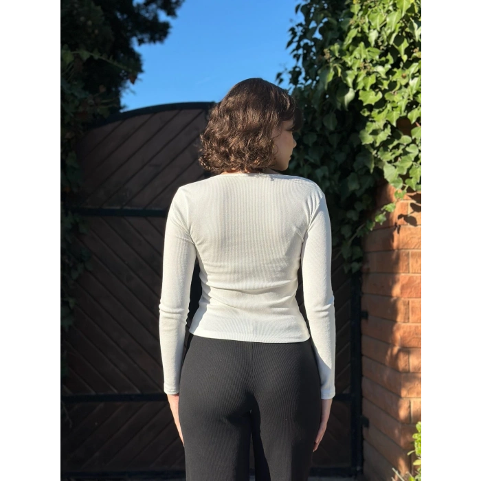 Çerçeve yaka kaşkorse bluz beyaz