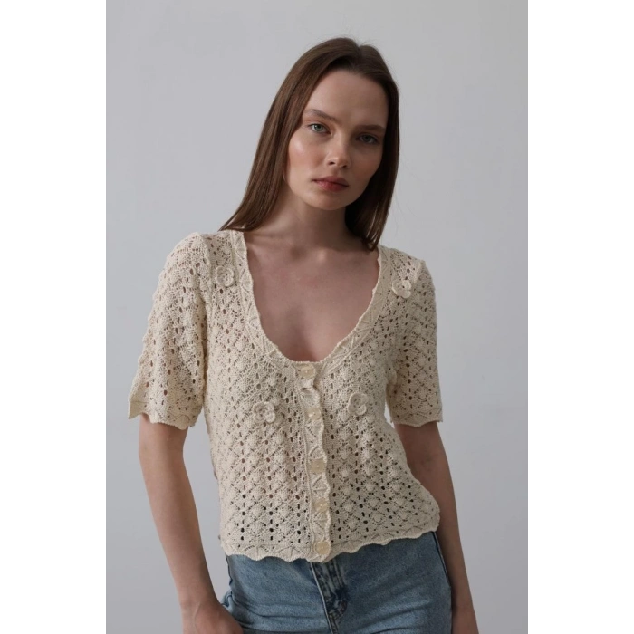 Çiçek Detaylı Düğmeli Triko - Ekru