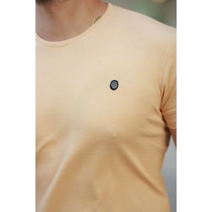 Erkek Bisiklet Yaka Arma Detaylı Basic Kısa Kollu Tişört