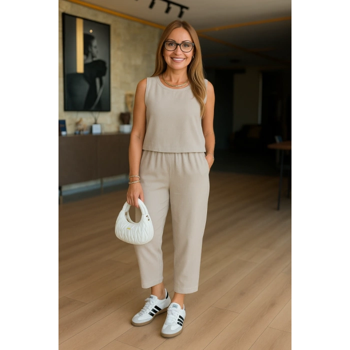 Kadın Bisiklet Yaka Kolsuz Bluz Ve Beli Lastikli Kısa Paça Pantolon Ikili Takım