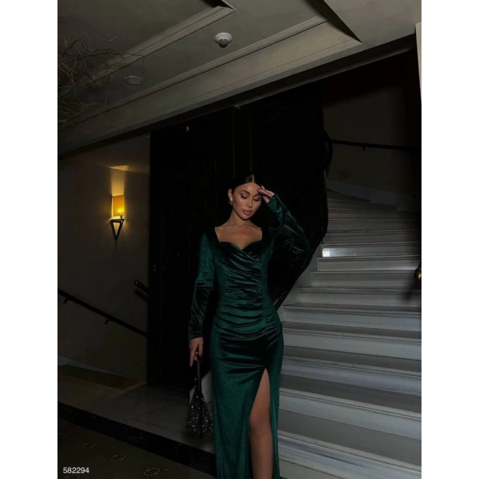 Kadın Kadife Kumaş Kalp Yaka Yırtmaç Detaylı Maxi Boy Elbise