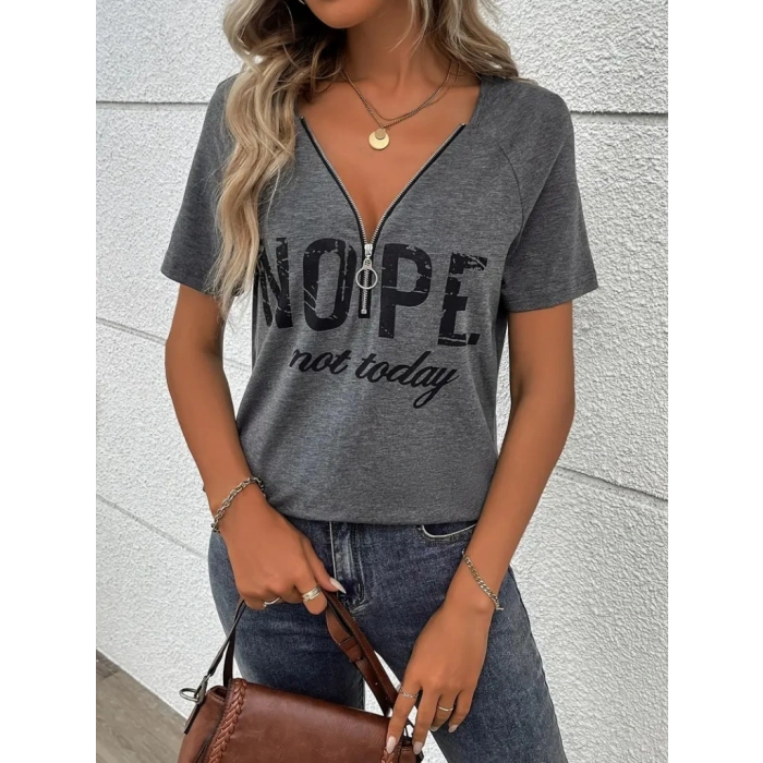 Kadın Kısa Kollu önden Fermuarlı Yazı Baskılı Viskon Bluz