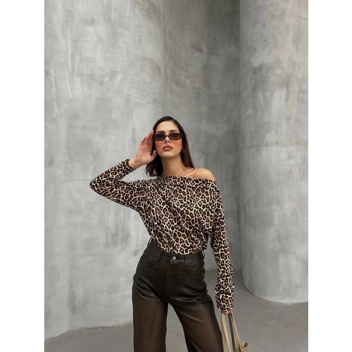 Kadın Leopar Desenli Düşük Omuzlu Bluz