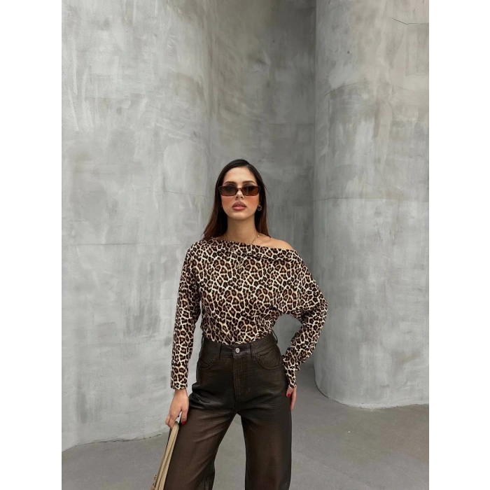 Kadın Leopar Desenli Düşük Omuzlu Bluz