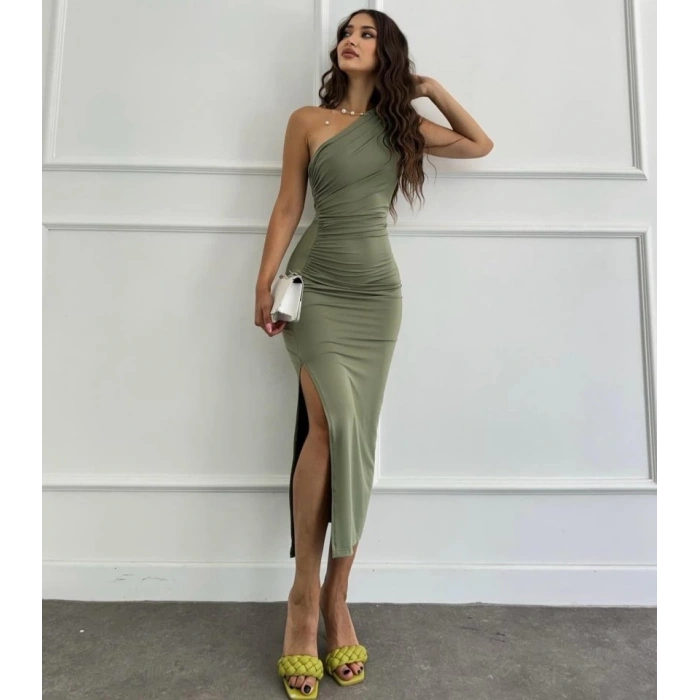 Kadın Tek Omuzu Açık Büzgülü Yandan Yırtmaçlı Uzun Sandy Elbise