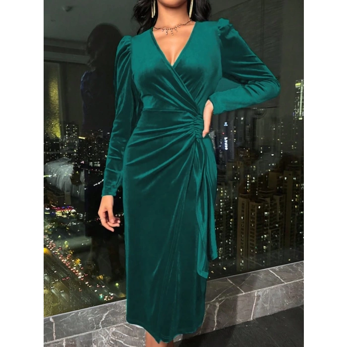 Kadın Uzun Kollu Kruvaze Yakalı Yandan Büzgülü Midi Kadife Elbise