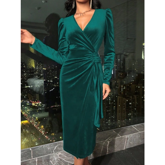 Kadın Uzun Kollu Kruvaze Yakalı Yandan Büzgülü Midi Kadife Elbise