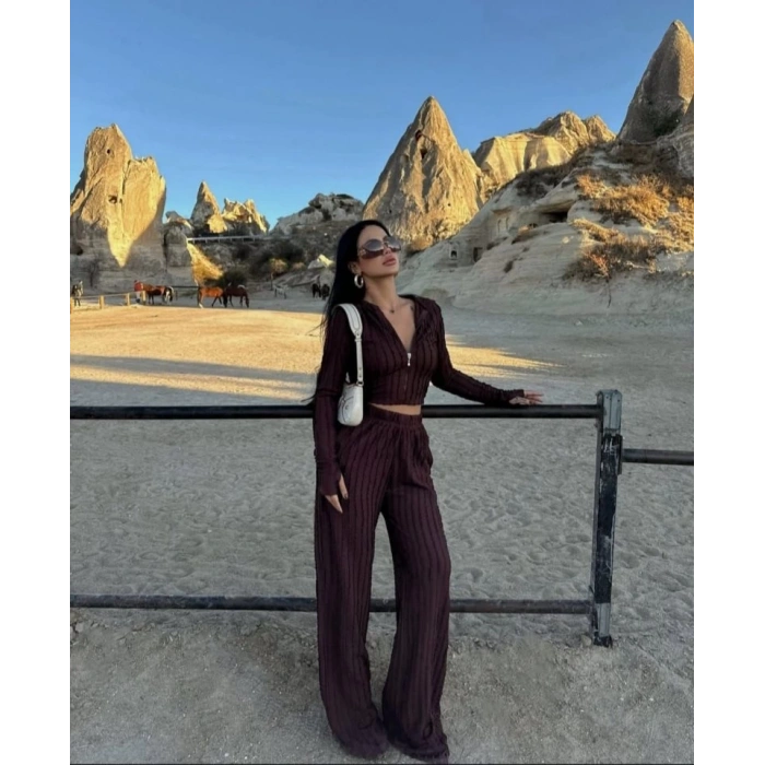 Kadın Uzun Kollu Parmak Geçme Ve Fermuar Detay Kısa Ceket Ve İspanyol Paça Pantolon Ikili Takim