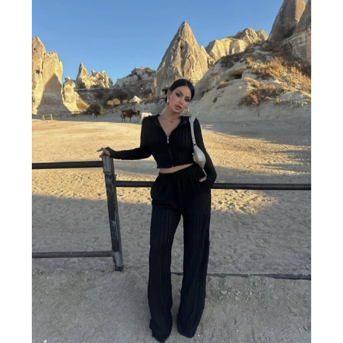 Kadın Uzun Kollu Parmak Geçme Ve Fermuar Detay Kısa Ceket Ve İspanyol Paça Pantolon Ikili Takim