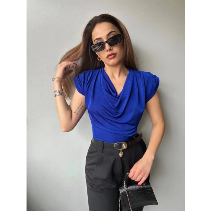 Kadın V Yaka Vatka Detay Kolsuz Dökümlü Bluz