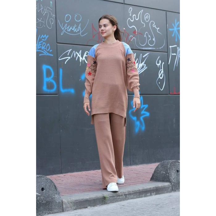 Omuz detaylı kol nakışlı ikili alt üst triko takım vizon