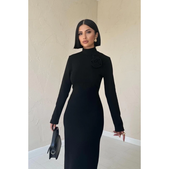 Siyah Omzu Güllü Düz Elbise