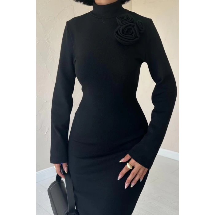 Siyah Omzu Güllü Düz Elbise