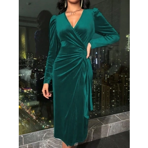 Kadın Uzun Kollu Kruvaze Yakalı Yandan Büzgülü Midi Kadife Elbise