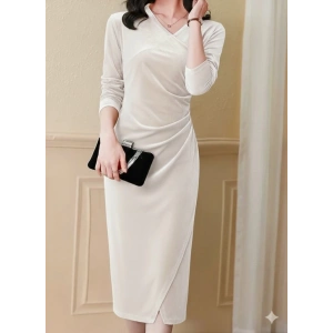 Kadın Uzun Kollu Kruvaze Yakalı Yandan Büzgülü önden çapraz Detaylı Midi Kadife Elbise