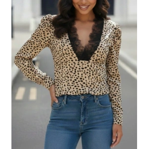 Kadın Uzun Kollu önden Derin Dantel Yaka Leopar Desenli Dalgıç Bluz