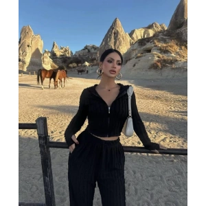 Kadın Uzun Kollu Parmak Geçme Ve Fermuar Detay Kısa Ceket Ve İspanyol Paça Pantolon Ikili Takim