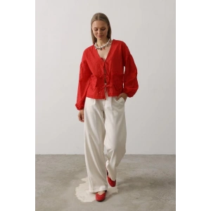 Kalp Detaylı Bağlamalı Brode Bluz - Kırmızı