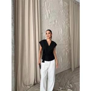 YANDAN BAĞLAMA DETAYLI KOLSUZ BLUZ - Siyah