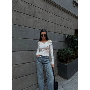 Kelebek yaka uzun kol bluz beyaz