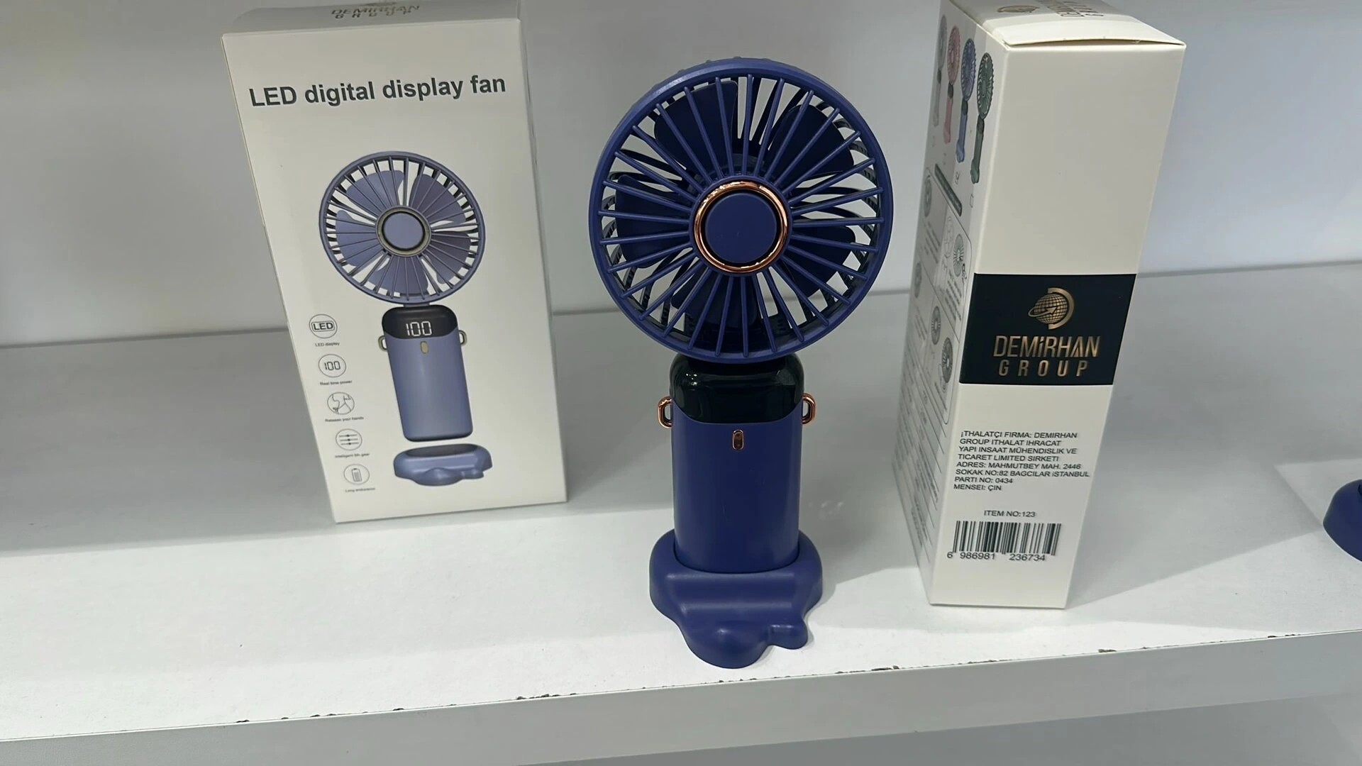 DEMİRHAN GRUP DG-123 (LED GÖSTERGE)(TYPE-C ŞARJ) MİNİ EL FANI (SABİT BAŞLIK) (5-KDM HIZ) (TELEFONLUKLU M.ÜSTÜ AYAK) VANTİLATÖR*120