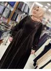 ÇERES TAŞ DETAYLI KADİFE ELBİSE KAHVERENGİ