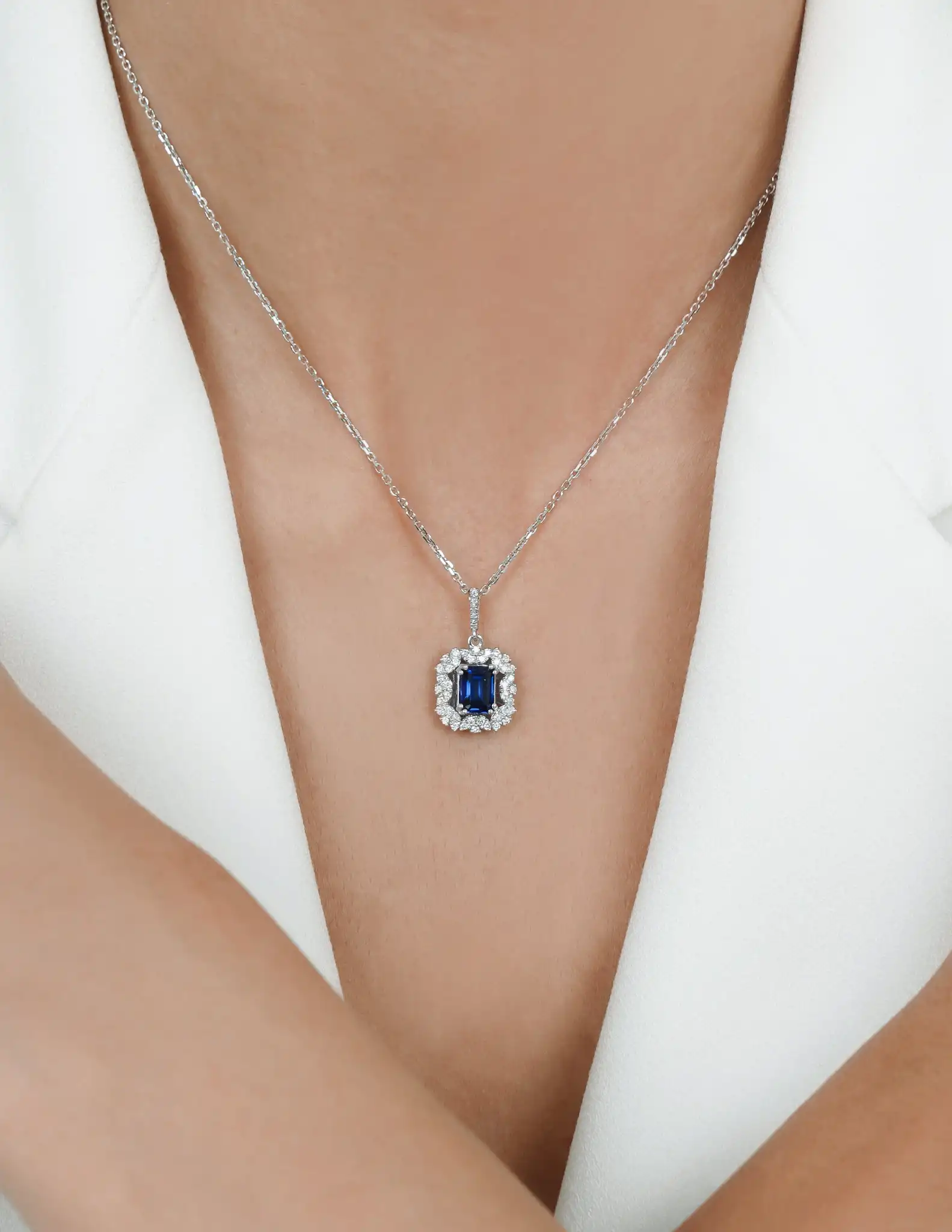0.27 Ct. Safir Ve Pırlanta Taşlı Kolye