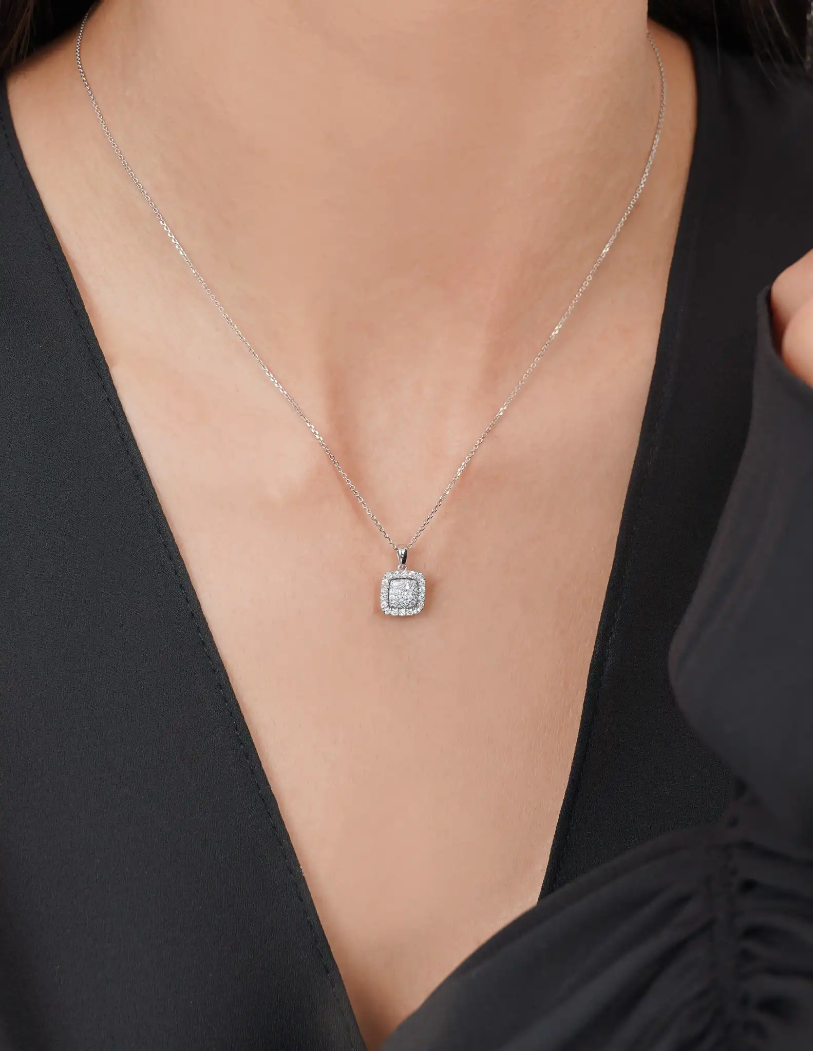 0.32 Ct. Pırlanta Baget Kolye