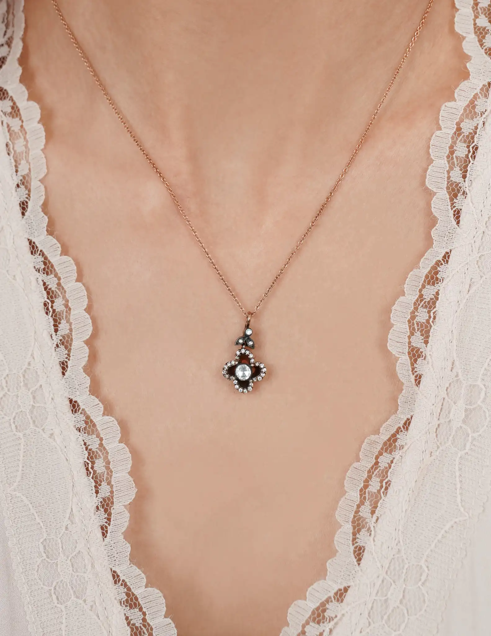 0.37 Ct. Elmas Taşlı Çiçek Kolye