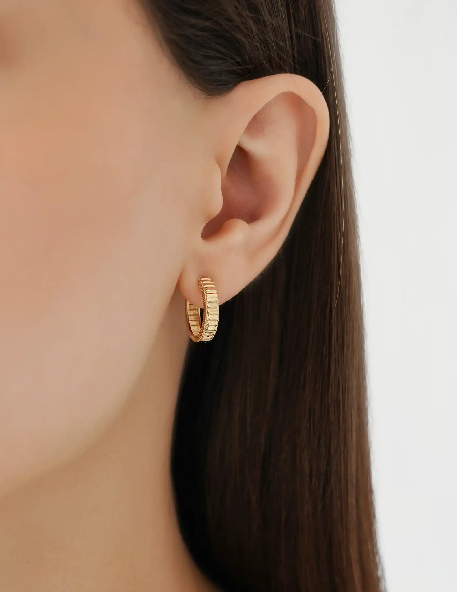 Çizgi Desenli Altın Halka Küpe