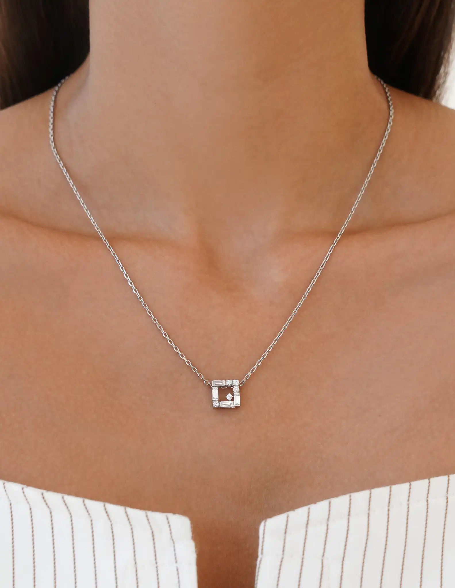 Kare Form Baget Kolye