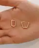 Çizgi Desenli Altın Dörtgen Küpe