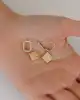 Dörtgen Uçlu Altın Küpe