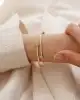 Oval Taşlı Altın Kelepçe Bileklik