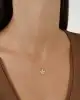 Turuncu Taşlı Altın Çiçek Kolye