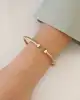 Twist Taşlı Altın Kelepçe Bileklik