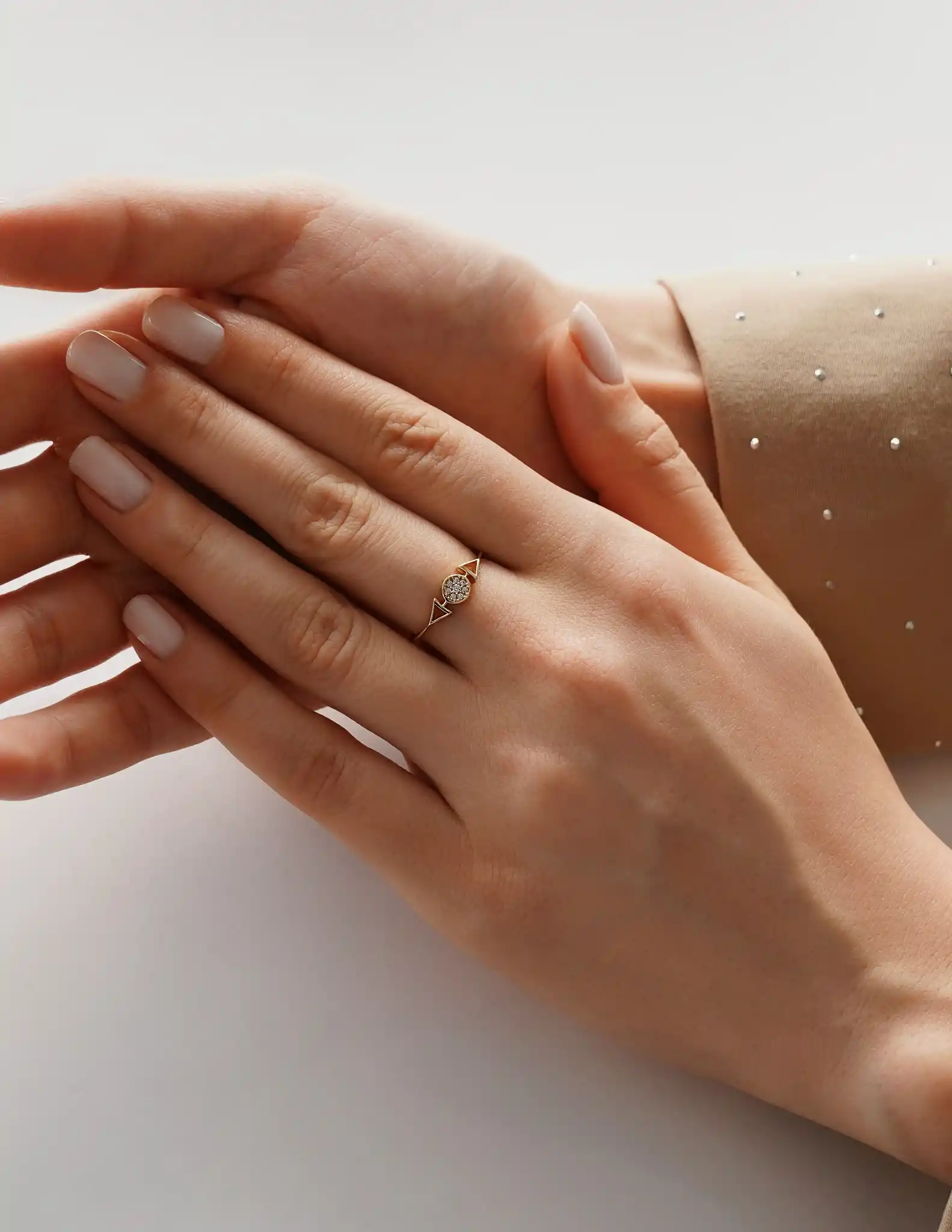 Taşlı Üçgen Tasarım Yüzük