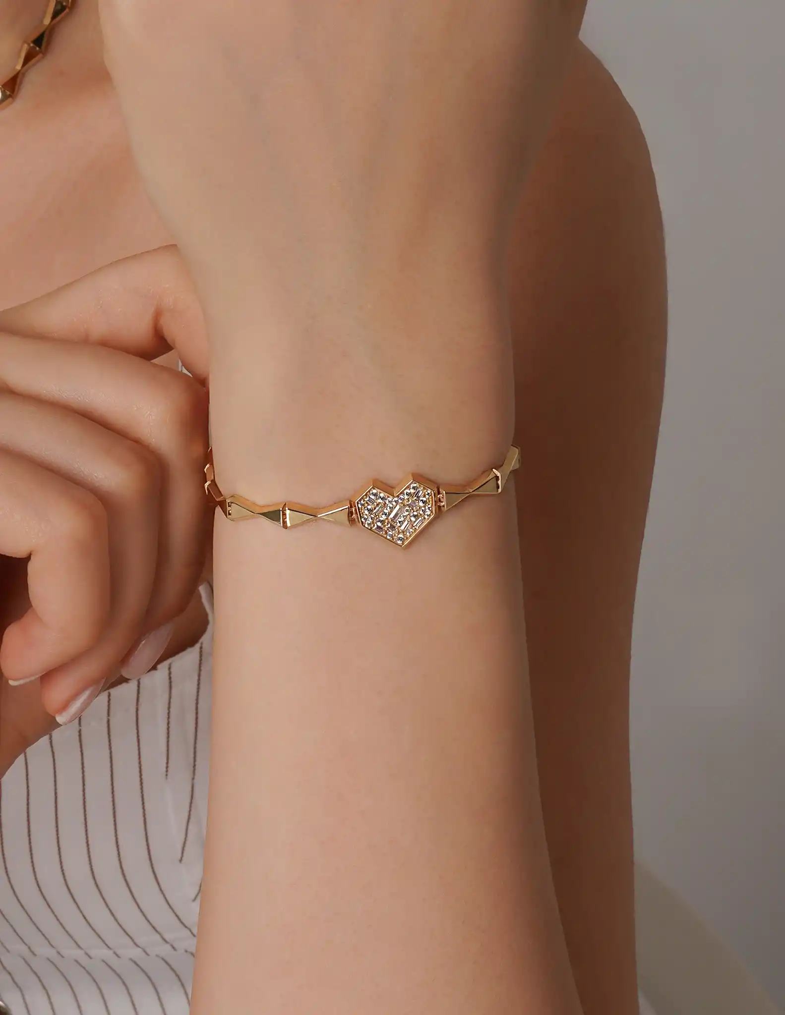 Taşlı Kalp Altın Bileklik