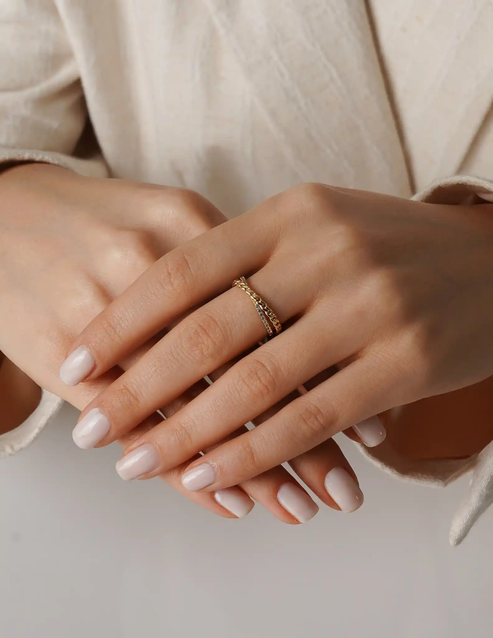 Taş ve Zincir Detaylı Altın Yüzük