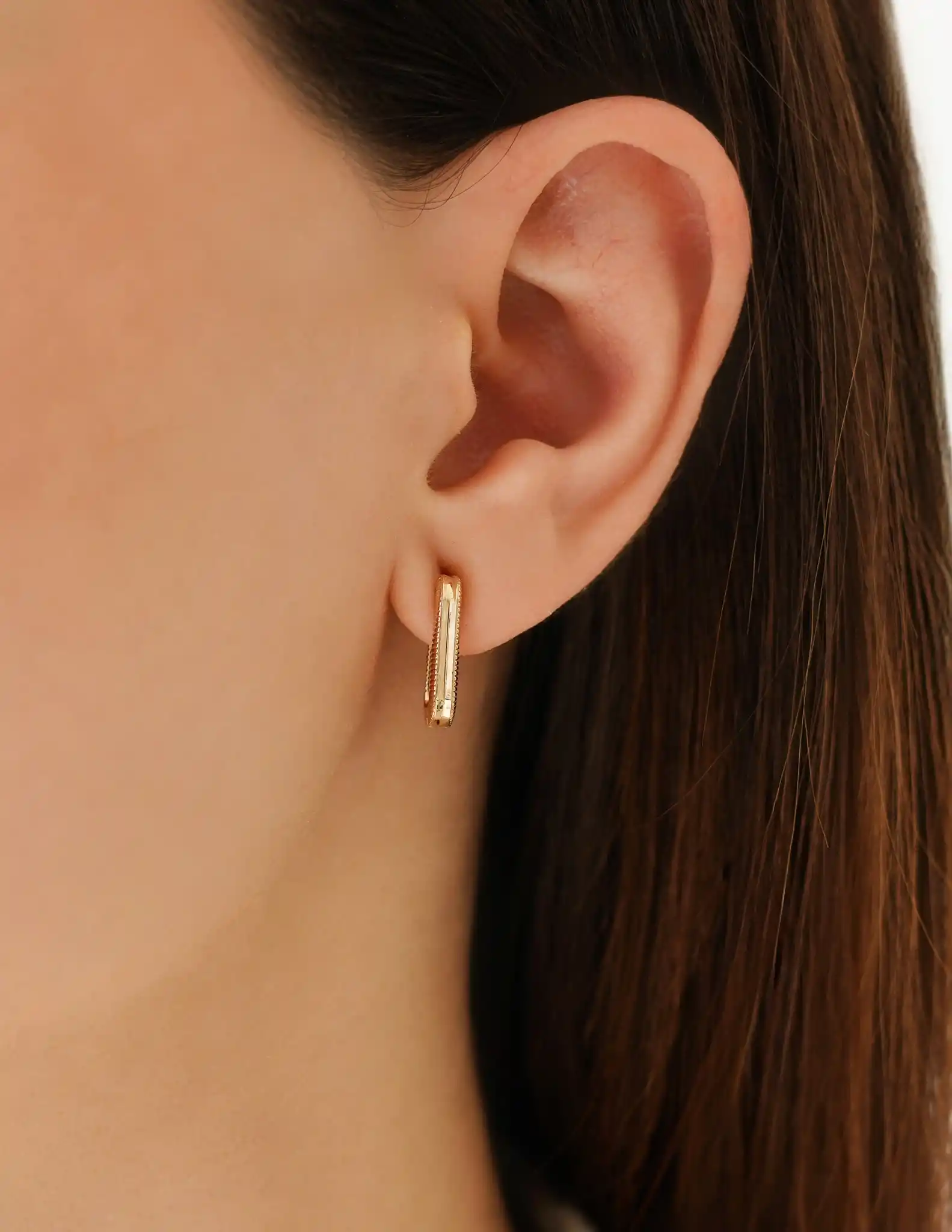 Çizgi Desenli Altın Dörtgen Küpe