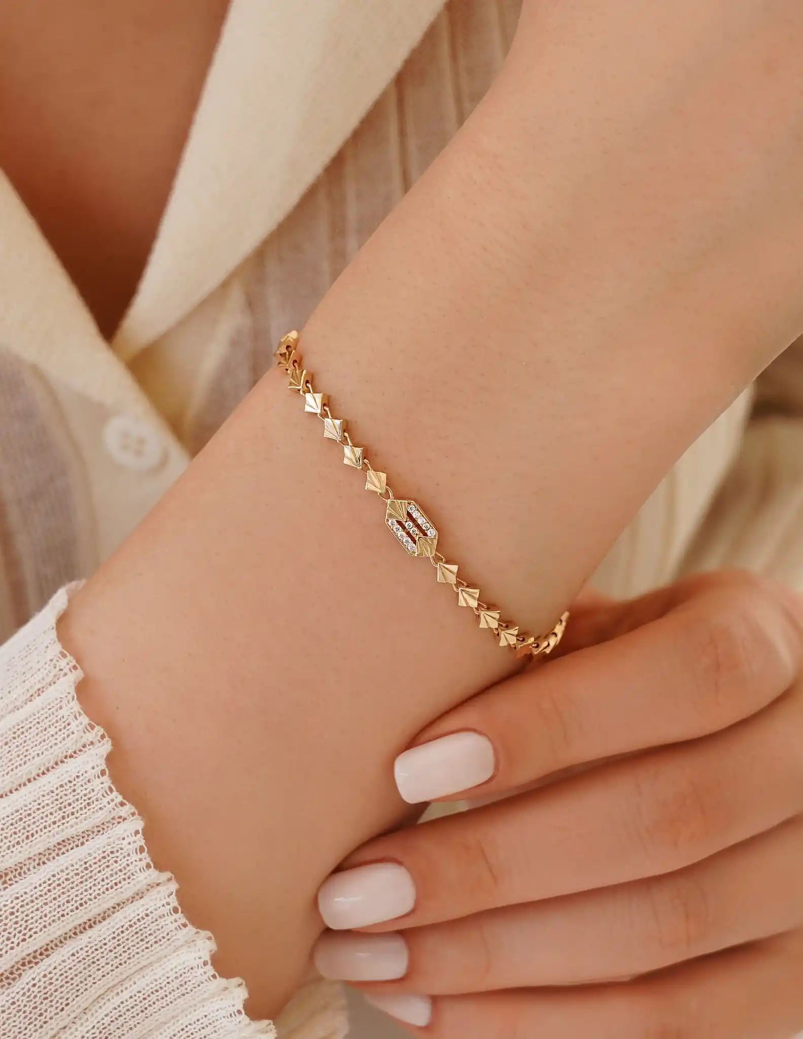 Taşlı Üçgen Zincirli Altın Bileklik