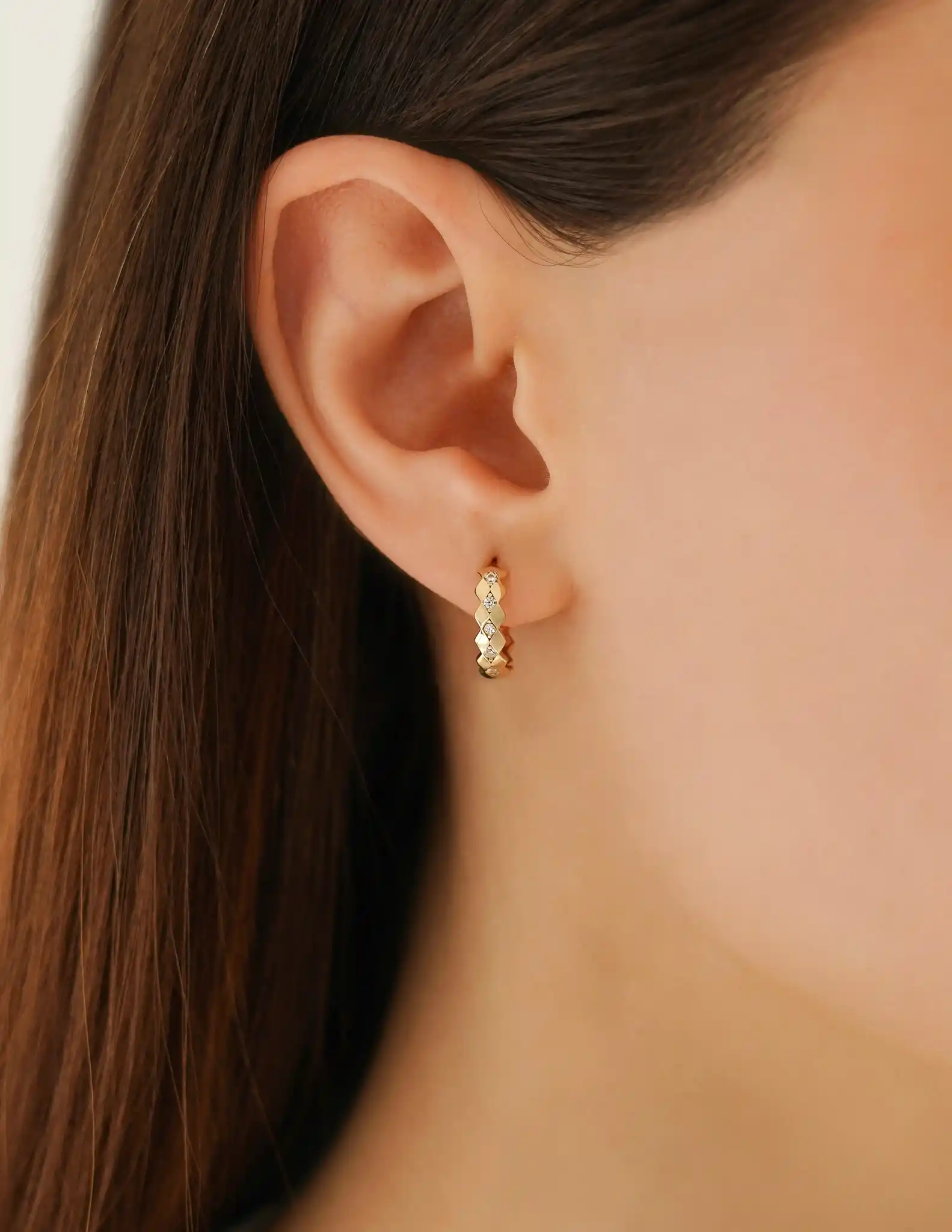 Taş Detaylı Altın Halka Küpe