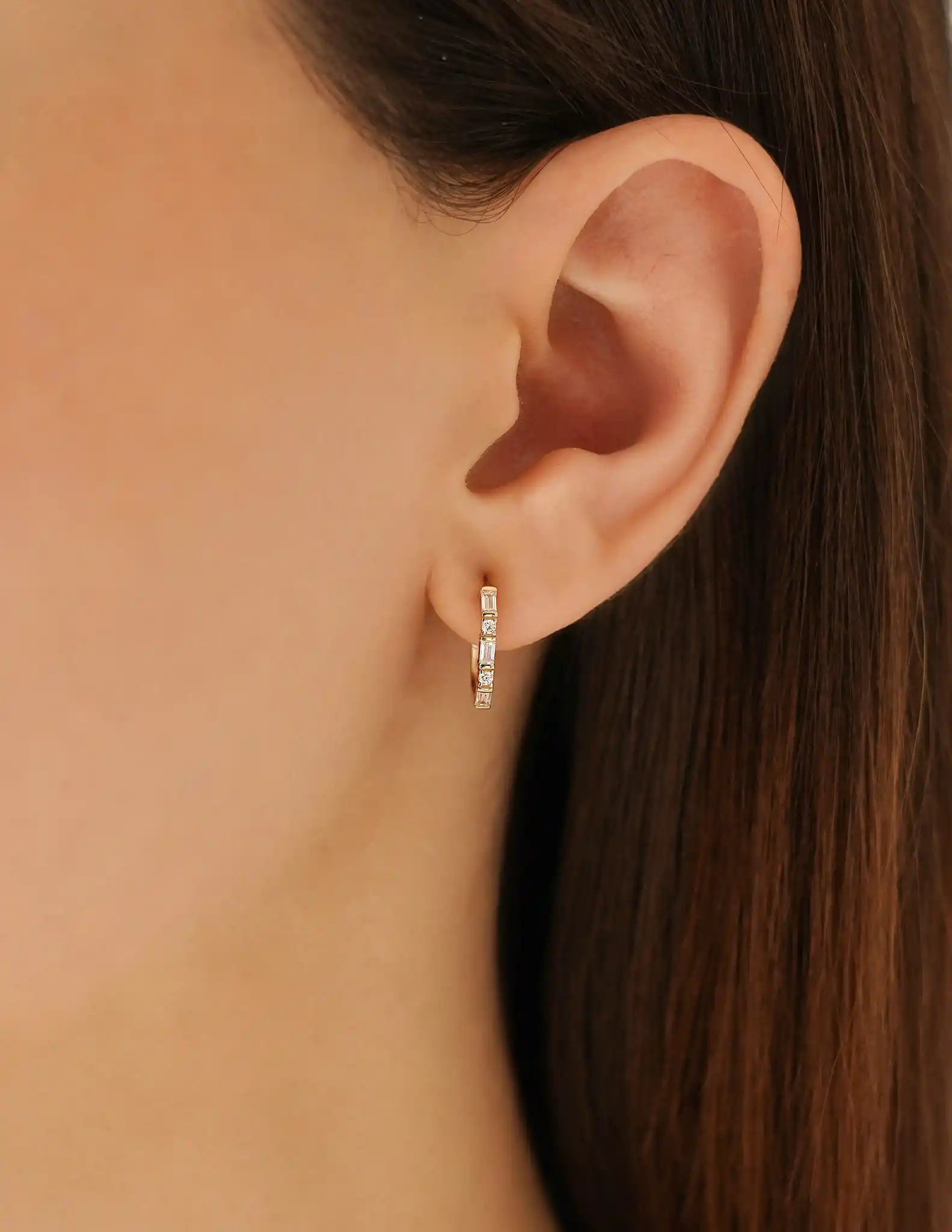 Baget Taşlı Altın Dörtgen Küpe