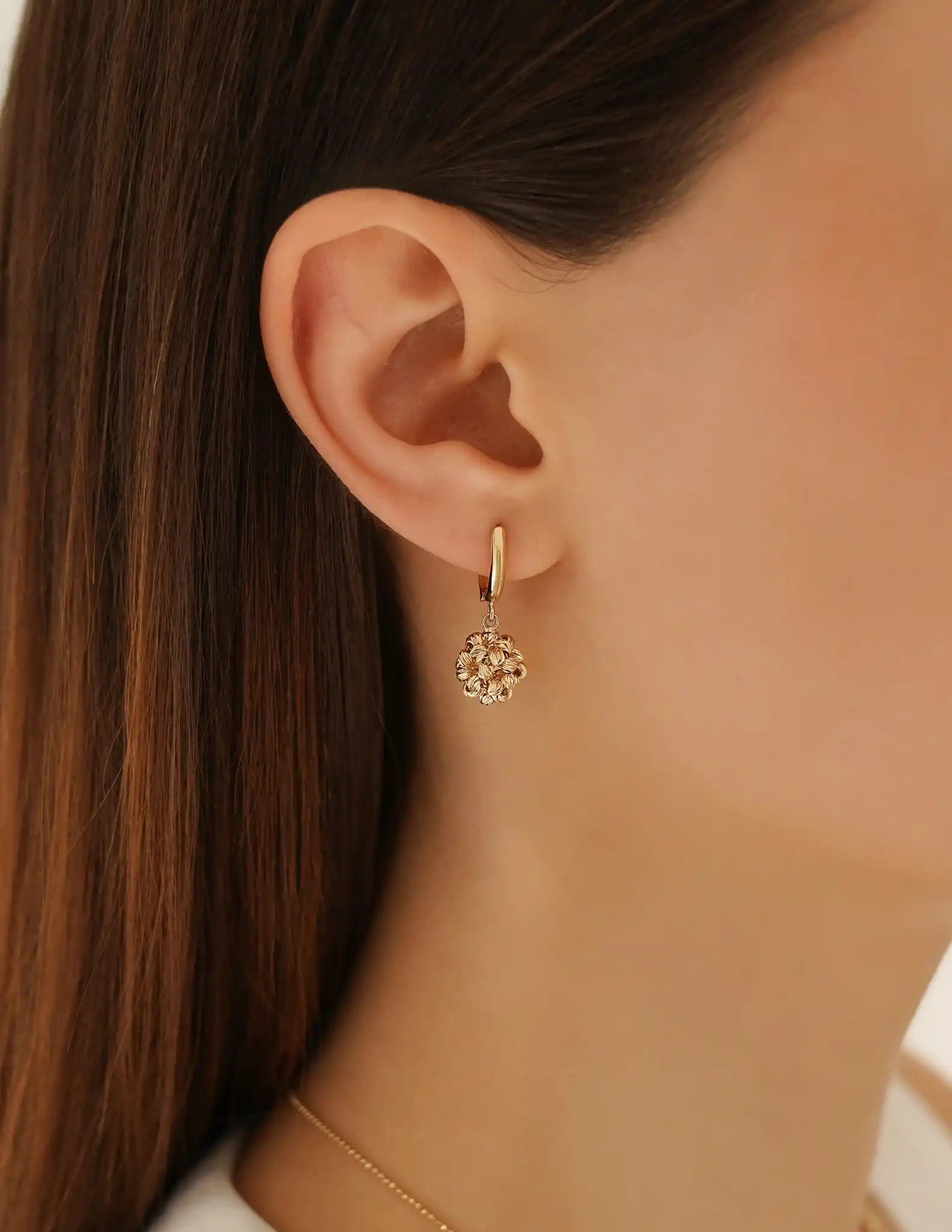 Dorika Top Sallantılı Altın Küpe