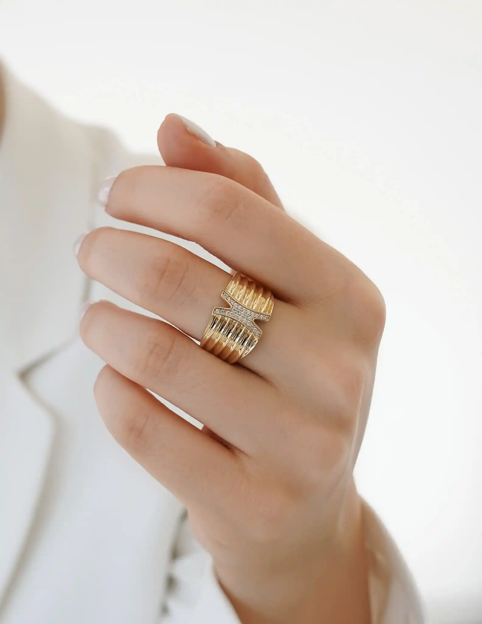 Taşlı Altın Bold Yüzük