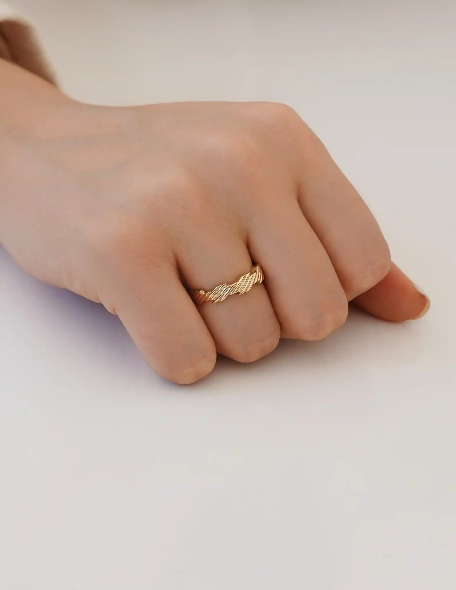 Çizgi Desenli Altın Yüzük